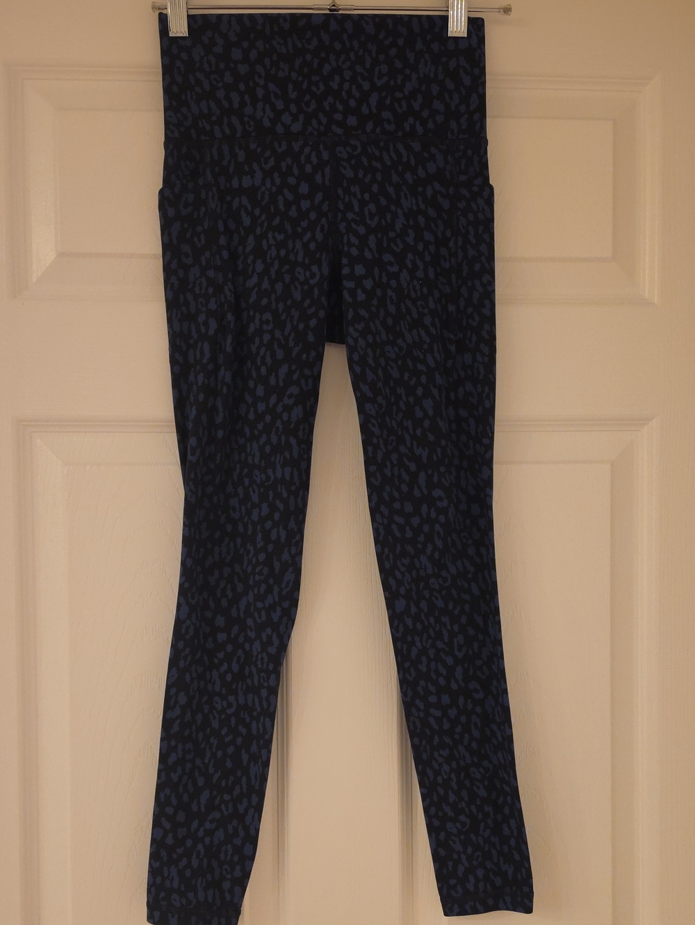 Athleta Salutation Stash Pocket 7/8 Navy Blue Leopard Print High-Rise Leggings